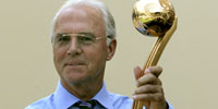 Franz Beckenbauer holder den gylne ball. (Foto: AP/ SCANPIX)