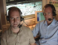 Kommentator Christian Nilssen og NRKs tennisekspert, Jan Frode Andersen i kommentatorboksen i Wimbledon. (Foto: NRK)