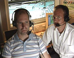 Kommentator Christian Nilssen og NRKs tennisekspert, Jan Frode Andersen i kommentatorboksen i Wimbledon. (Foto: NRK)