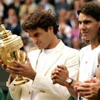 "Min, bare min!" Roger Federer beundrer pokalen. (Foto: REUTERS/ SCANPIX)