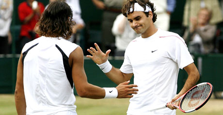 Roger Federer og rafael Nadal takker for kampen. (Foto: REUTERS/ SCANPIX)