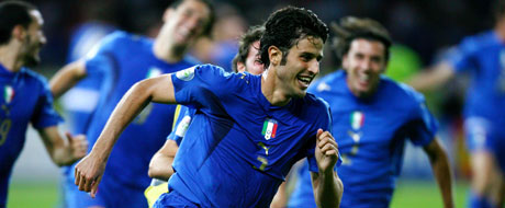 Fabio Grosso jubler etter  ha satt den femte straffen for Italia. (Foto: REUTERS/ SCANPIX)