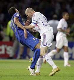 Zinedine Zidane nikker Marco Materazzi i brystet. (Foto: AFP/ SCANPIX)
