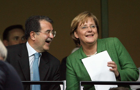 Italias statsminister, Romano Prodi, sammen med den tyske forbundskansleren Angela Merkel, koser seg p VM-finalen. (Foto: AFP/ SCANPIX)