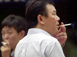 I Kina røyker nå 300 millioner menn hver dag. Foto: Scanpix / AP