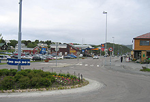 Rundkjøring og bensinstasjon, og noen butikker rundt omkring. Det er Leknes sentrum. Foto: Tron Soot-Ryen, NRK 