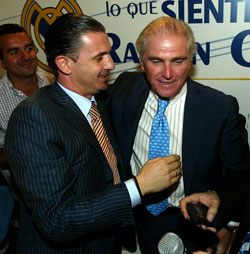 Pedja Mijatovic (venstre) og klubbpresident Ramon Calderon. (Foto: AFP/ SCANPIX)