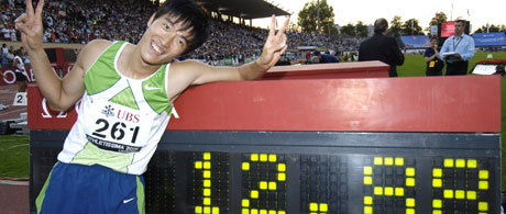 Liu Xiang fra Kina satt ny verdensrekord. (Foto: REUTERS/ SCANPIX) 