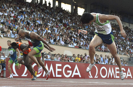 Liu Xiang spurter inn til verdensrekord, 12.88. Dominique Arnold fra USA til venstre slo også den gamle rekorden med tiden 12.90. (Foto: REUTERS/ SCANPIX)