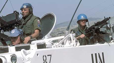 Libanon 1987: Norske FN-soldater patruljerer i et pansret personellkjøretøy. (Foto: Morten Hvaal / NTB / SCANPIX) 