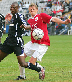 Ole Gunnar Solskjær i farta for Man Utd i Durban. (Foto: AFP/ SCANPIX) 