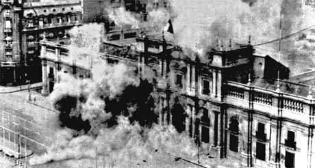 La Moneda-palasset i Santiago i Chile 11. september 1973, blir bombet under et kupp ledet av Augusto Pinochet. (Foto: Museo Historico Nacional/AFP/Scanpix)