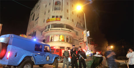 Palestinske politifolk sikrer et område rundt Al Jazeeras kontorer i Ramallah, etter at to av de ansattes biler ble satt fyr på. (Foto: AP/Scanpix)