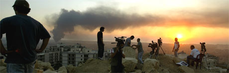  Kamerafolk filmer etter et israelsk luftangrep mot Beirut 24. juli. (Foto: AFP/Scanpix) 