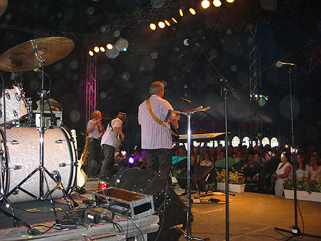 Noe av det morsomste Ole Ivars vet er å spille på Sel i Gudbrandsdalen under dansebandfestivalen i midten av juli. Foto: Sjur Sætre, NRK
