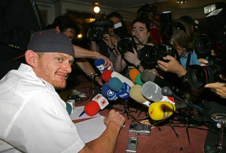  Floyd Landis under pressekonferansen i Madrid fredag. (Foto: Reuters/Scanpix) 