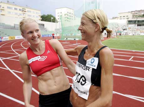 Ragnhild Kvarberg (tv) slo Susanne Wigene på 1500 meter. (Foto: Erlend Aas / SCANPIX)