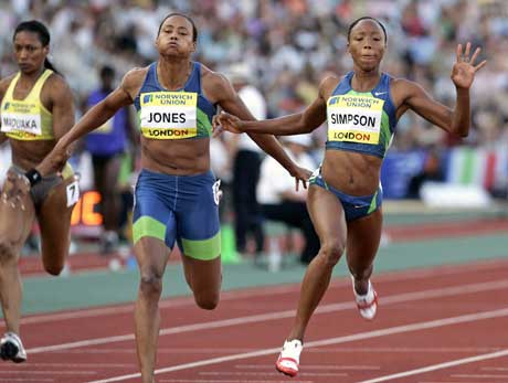 Jamaicas Sherone Simpson (t.h) slår Marion Jones. (Foto: Reuters/Scanpix)
