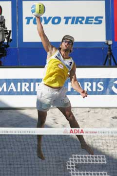 Iver Horrem server i Paris. (Foto: FIVB.com) Iver Horrem server i Paris. (Foto: FIVB.com)