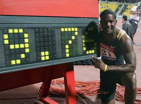 Justin Gatlin viser frem rekorden han satte i Doha. (Foto: AP/Scanpix)