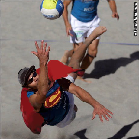 Supermann gjør det skarpt på sandvolleyball-banen. (Herman Bunes)
