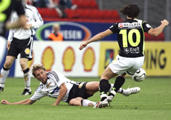 Midtbanenmann Vidar Riseth mot Lillestrøms Robert Koren (med ryggen til) under eliteseriekampen Rosenborg - Lillestrøm på Lerkendal stadion som RBK vant 3-1. (Foto: Gorm Kallestad / SCANPIX) Midtbanenmann Vidar Riseth mot Lillestrøms Robert Koren (med ryggen til) under eliteseriekampen Rosenborg - Lillestrøm på Lerkendal stadion som RBK vant 3-1. (Foto: Gorm Kallestad / SCANPIX)