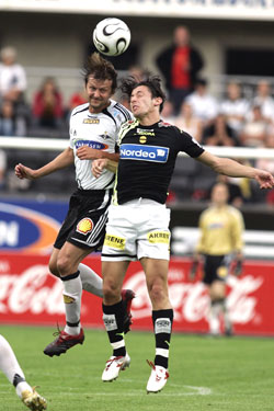 Rosenborgs Roar Strand (tv) i aksjon mot Lillestrøms Robert Koren under eliteseriekampen Rosenborg - Lillestrøm på Lerkendal stadion som RBK vant 3-1. (Foto: G. Kallestad/ SCANPIX) Rosenborgs Roar Strand (tv) i aksjon mot Lillestrøms Robert Koren under eliteseriekampen Rosenborg - Lillestrøm på Lerkendal stadion som RBK vant 3-1. (Foto: G. Kallestad/ SCANPIX)