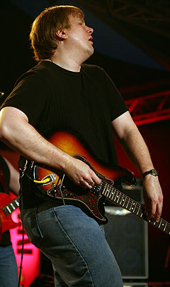 Jeff Healey kan også spille gitar stående oppreist, men foretrekker å sitte. Foto: Jørn Gjersøe, NRK.