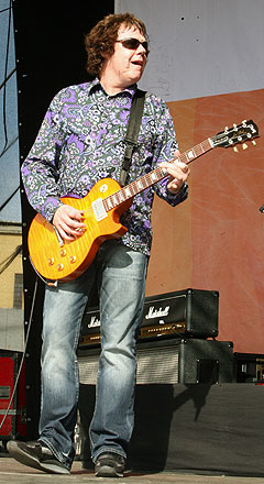 Gary Moore er en stor gitarist teknisk, men klarer ikke å formidle følelser gjennom sitt spill. Foto: Jørn Gjersøe, NRK.