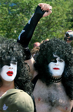 200 Kiss-fans demonstrerte utenfor Rock N' Roll Hall of Fame i Cleveland lørdag for å kreve at gruppen bør inkluderes blant artistene som æres. Foto: AP.