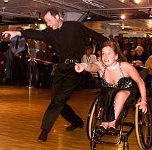 Rullestoldans på høyt nivå: Anne og Frank Jensrud under åpningen av messen «Et selvstendig liv - Handikap 2000». (Foto: SCANPIX) 