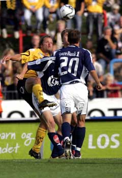 Vikings Nicolai Stokholm (med ryggen til) i første omgang av kampen mot Start. (Foto: Tor Erik Schrøder / Scanpix) Vikings Nicolai Stokholm (med ryggen til) i første omgang av kampen mot Start. (Foto: Tor Erik Schrøder / Scanpix)