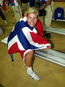 Trine Hattestad med norsk flagg rundt seg etter at hun er blitt olympisk mester i Sydney 2000. (Foto: SCANPIX)