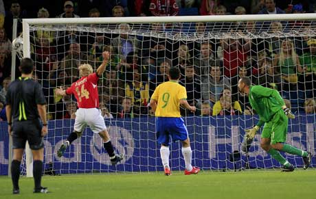 Frisparket fra Morten Gamst Pedersen har gått inn bak Brasil-keeper Gomes og Steffen Iversen jubler. (Foto: AFP/Scanpix)