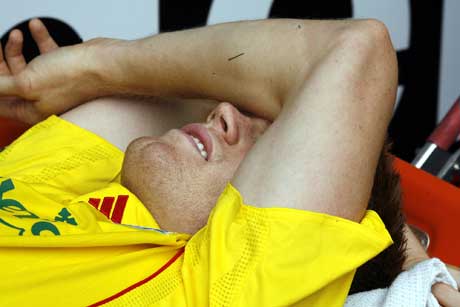 John Arne Riise hadde det tydelig vondt da han ble båret av banen i Sheffield lørdag. (Foto: AFP/Scanpix)