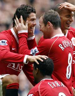 Cristiano Ronaldo og Wayne Rooney i sentrum for jubler for scoringsjubelen. (Foto: AFP/Scanpix) Cristiano Ronaldo og Wayne Rooney i sentrum for jubler for scoringsjubelen. (Foto: AFP/Scanpix)