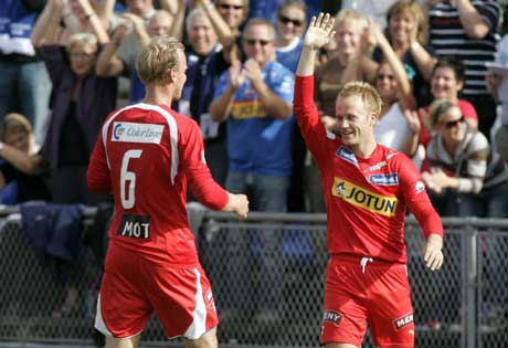 Tommy Knarvik (t.h.) blir gratulert av Mikael Andersson etter 1-0-målet. (Foto: Heiko Junge / SCANPIX)