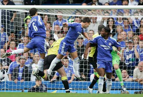 John Terry (i midten) header inn sesongens første Chelsea-mål. (Foto: AP/Scanpix)