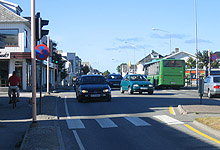 Åkrehamn – en lang gate med mye trafikk. Foto: Tron Soot-Ryen