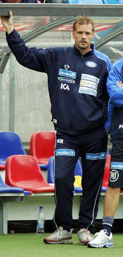 En betenkt Kjetil Rekdal på sidelinjen da Vålerenga tapte 0-3 for Fredrikstad. (Foto: Heiko Junge / SCANPIX) En betenkt Kjetil Rekdal på sidelinjen da Vålerenga tapte 0-3 for Fredrikstad. (Foto: Heiko Junge / SCANPIX)