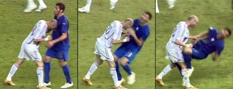 Zinedine Zidane skallet ned Marco Matterazzi og tok farvel med fotballen med senket hode. (Foto: AP/Scanpix)