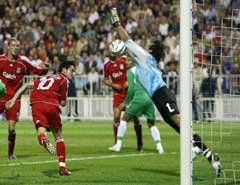Maccabi Haifas Nir Davidovitch redder en heading fra Liverpools Luis Garcia. (Foto: Reuters/Scanpix)