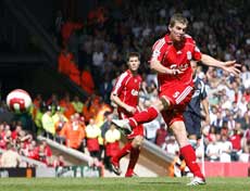 Liverpools Daniel Agger fikk kjempetreff (Darren Staples Reuters/Scanpix)