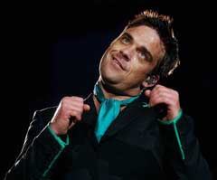 Robbie Williams under konserten 19. juli der gressmatten ble skadet. (Foto: AP/Scanpix)