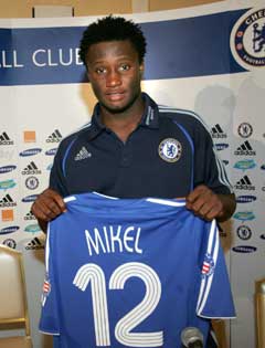 John Obi Mikel viste frem sin Chelsea-trøye før sesongen. (Foto: AP/Scanpix)