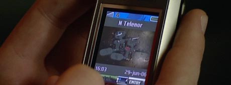 Svært mange barn lar seg friste til å bruke mobiltelefonen til å kjøpe poeng på nettspill for å oppnå høy status på kortest mulig tid. Foto:NRK/FBI