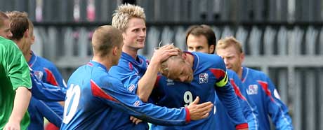 Islands Gunnar Heldar Thorvaldsson jubler etter 1-0-målet. (Foto: AP/Scanpix)