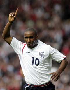 Englands Jermaine Defoe jubler etter sitt første mål. (Foto: AP/Scanpix) Englands Jermaine Defoe jubler etter sitt første mål. (Foto: AP/Scanpix)