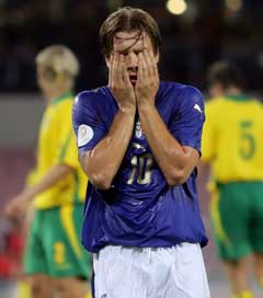 Italias Antonio Cassano var skuffet etter at Litauen tok ledelsen i Napoli. (Foto: Reuters/Scanpix) Italias Antonio Cassano var skuffet etter at Litauen tok ledelsen i Napoli. (Foto: Reuters/Scanpix)