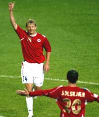 Steffen Iversen feirer sin 2-0 scoring under EM-kvalifiseringskampen mellom Norge og Moldova på Ullevål onsdag kveld. Foto: Erik Johansen / SCANPIX Steffen Iversen feirer sin 2-0 scoring under EM-kvalifiseringskampen mellom Norge og Moldova på Ullevål onsdag kveld. Foto: Erik Johansen / SCANPIX